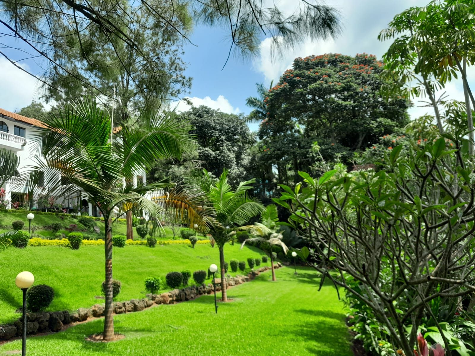 Elegant 5-Bedroom Lakefront Residence on ½ Acre in Nyari